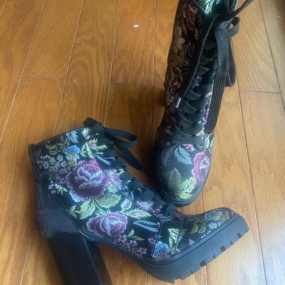 Steve Madden Boots Size 8, new without tags - Picture 2 of 3